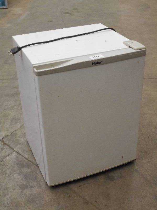 lot 110 image: Haier 120Volt Mini Refrigerator Wit...