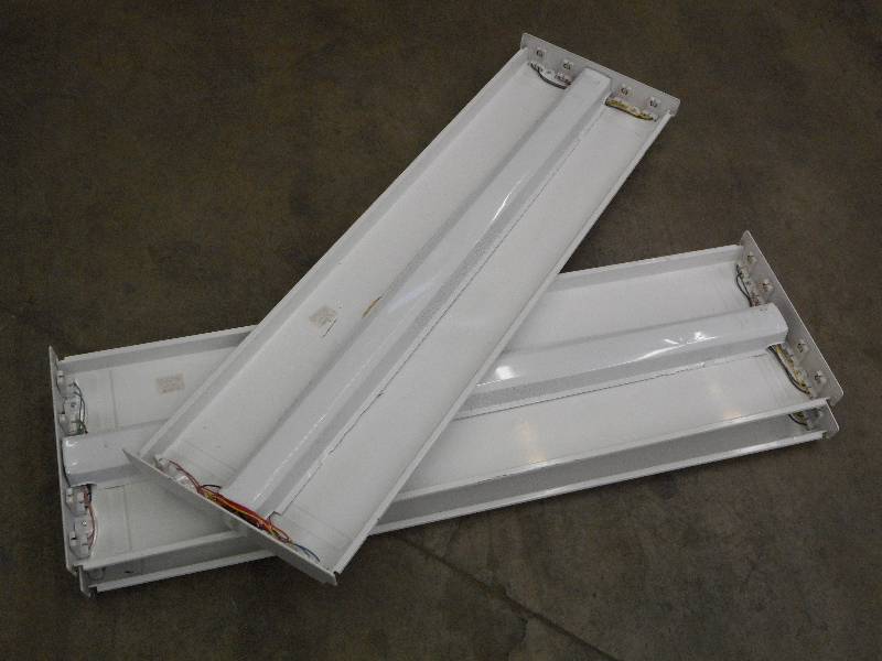 lot 114 image: (3) 4-Bulb 48 Flourescent Light Fi...