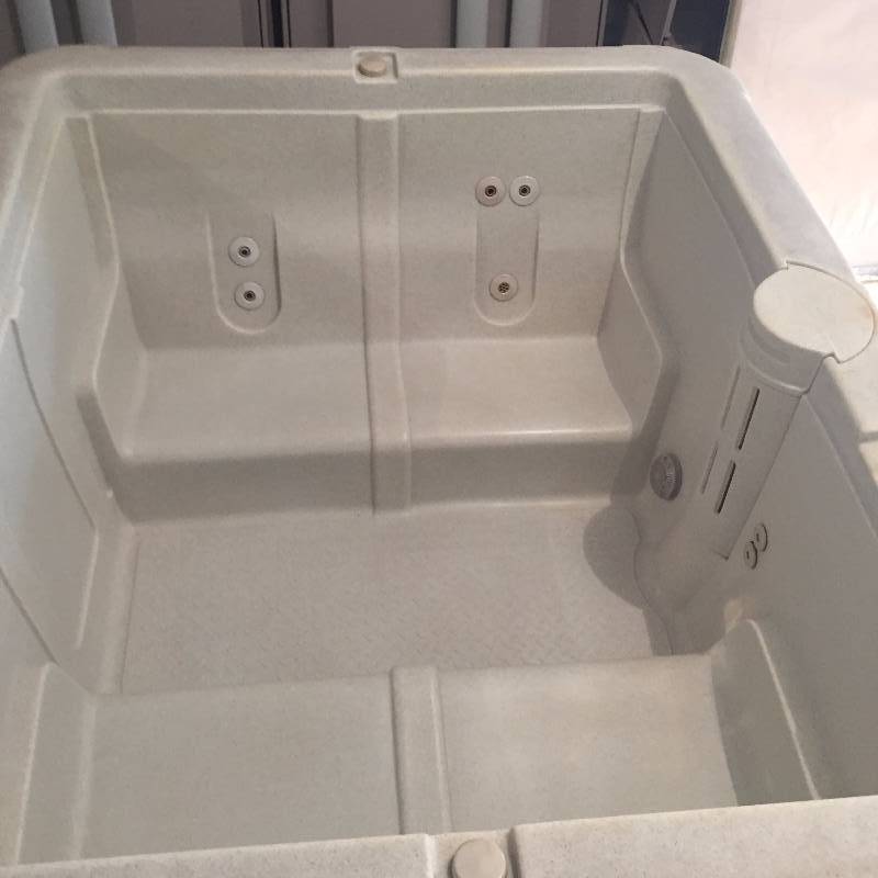 HOT TUB 4 PERSON WITH COVER