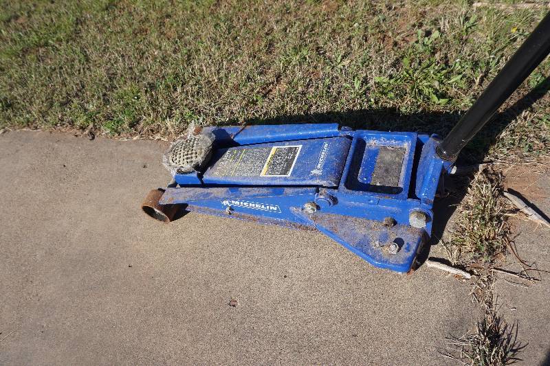 lot 16 image: Michellin 7000 lb 3 12 Ton Hydraulic Floor Jack