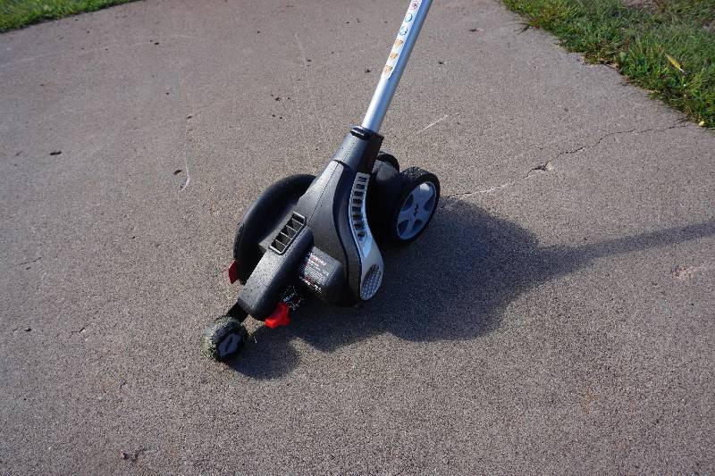 lot 192 image: Yard Machines Electric Edger
