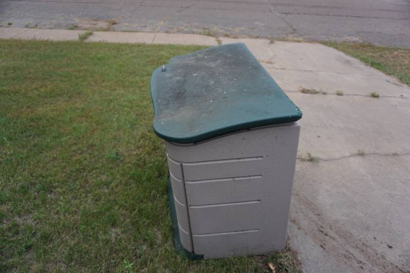 lot 64 image: Rubbermaid Brand Large Plastic Storage Bin