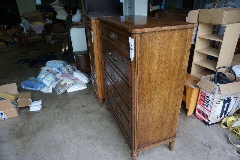 lot 36 image: Solid Wood 5 Drawer Dresser