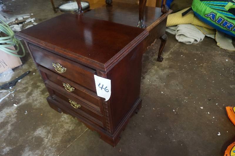 lot 46 image: 3 Drawer Wood Dresser