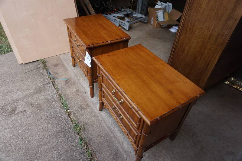 lot 47 image: Set of 2 - Matching 2 Drawer End Tables