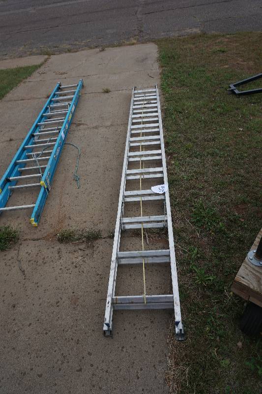 lot 59 image: 17 Aluminum Extension Ladder