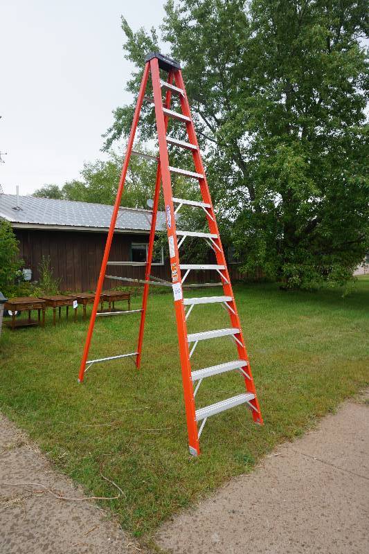 lot 60 image: Werner Model F1A12 12 Electro Master Fiberglass 12 Step Ladder
