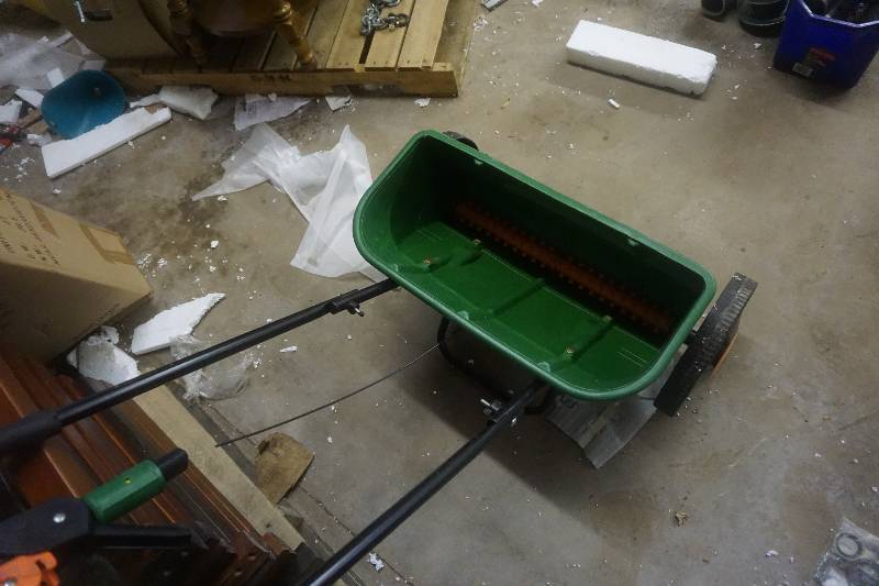 lot 65 image: Scotts Brand AccuGreen 3000 Fertilizer Spreader