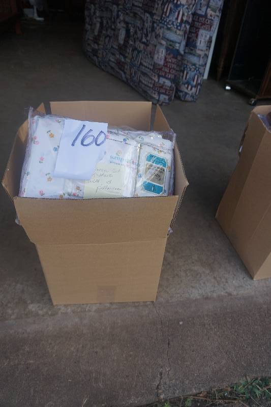 lot 160 image: Lot of Assorted Sheets and Linen Sets