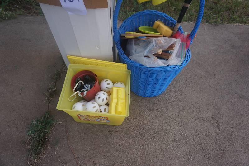 lot 164 image: Lot of Beach Toys