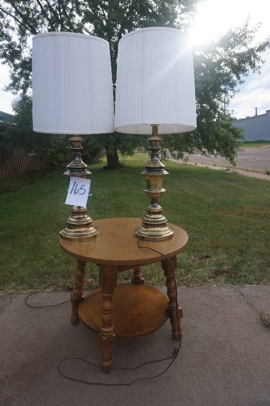 lot 165 image: Round Wood CoffeeEnd Table With 2 Lamps