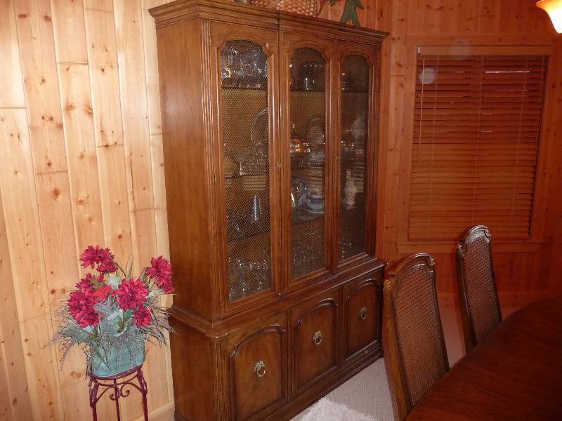 lot 30 image: Beautiful Solid Wood 3 Piece Dinning Room Set
