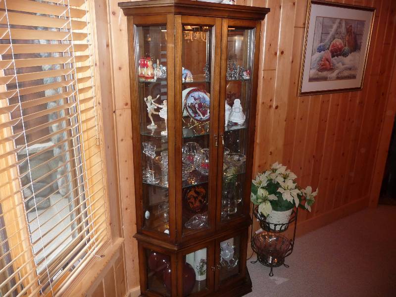 lot 34 image: Beautiful Glass Curio Cabinet
