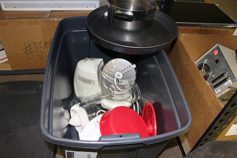 lot 52 image: Kitchen items, pizza pan, food processor, tested and operational