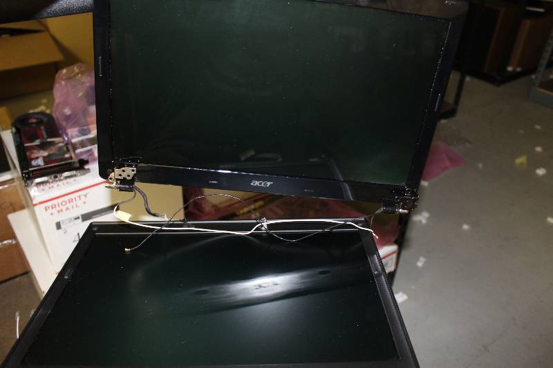 lot 49 image: Acer replacement LCD screen, Dell replacement LCD screen