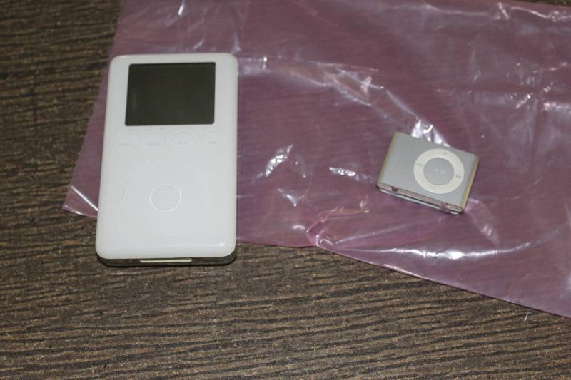 lot 230 image: 40gb Ipod, Ipod shuffle, tested and working