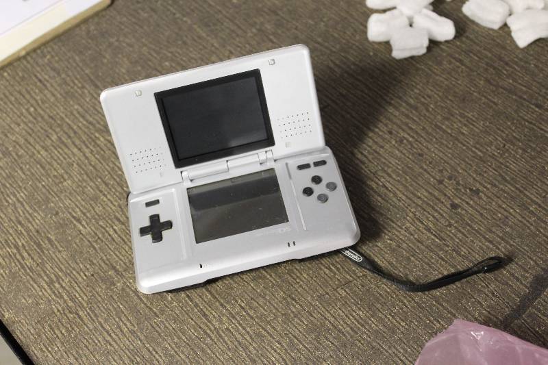 lot 229 image: Nintendo DS, as is for parts