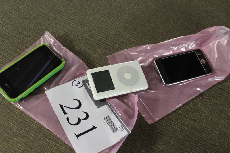 lot 231 image: 1 30gb Ipod tested and operational, 2 ipods as is for parts