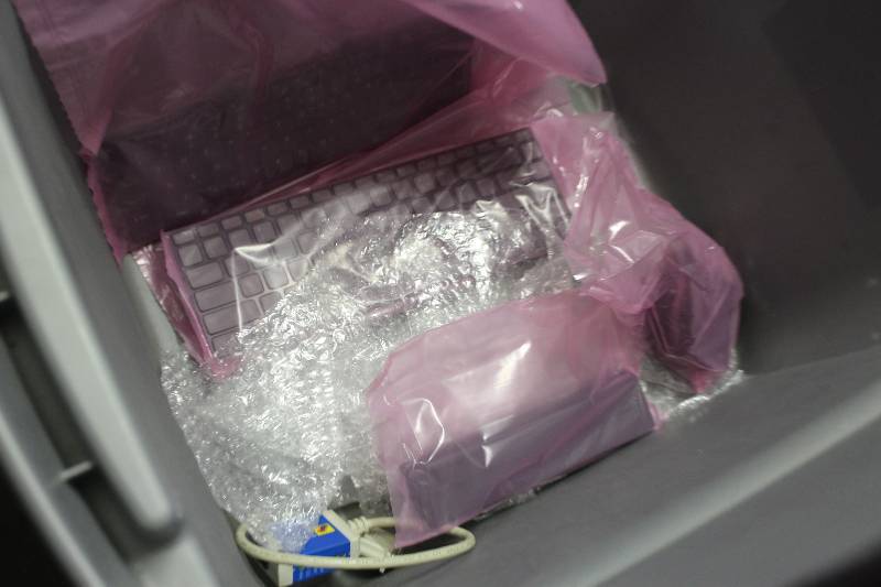 lot 215 image: Laptop keyboard, laptop battery, tested and operational