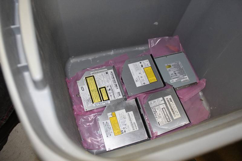 lot 220 image: Misc laptop CD and DVD dives, tested and operational