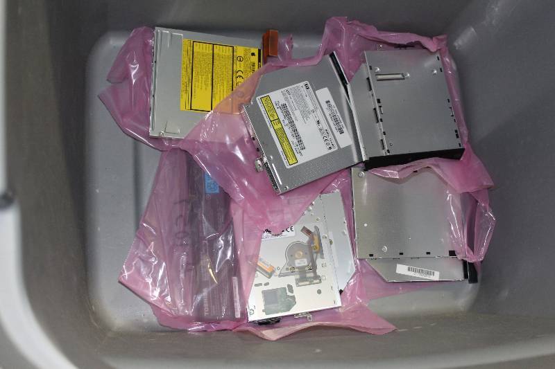 lot 219 image: Misc laptop CD and DVD dives, tested and operational