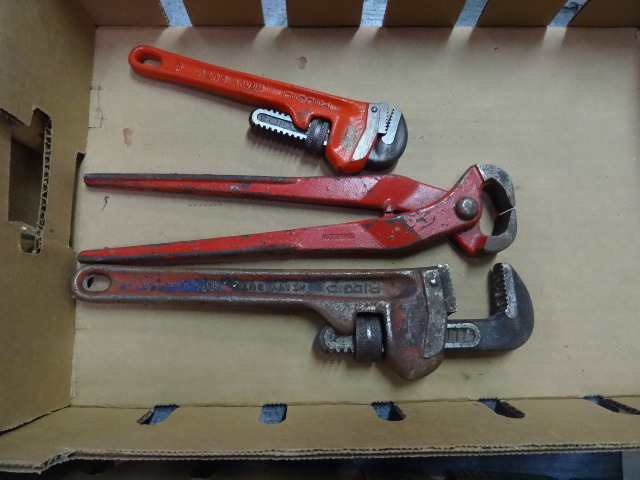 2 Pipe Wrenches and Pincher