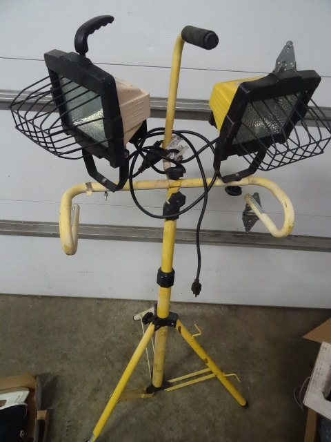 Halogen Shop Light, Needs 1 Bulb