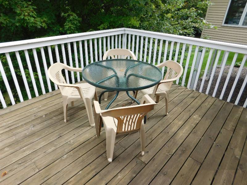 round green glass top table and 4 plastic chairs