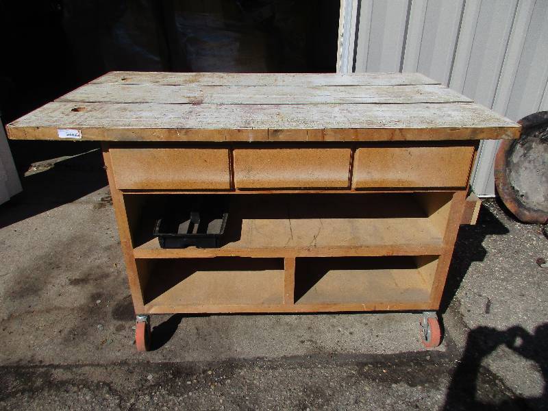 Mobile tool bench
