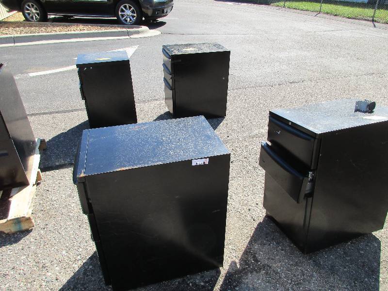 4 sets of drawered cabinets