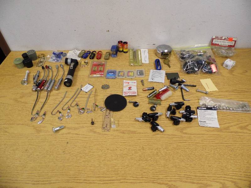 lot 1 image: Digital Memory Cards, LED Lights with Tote