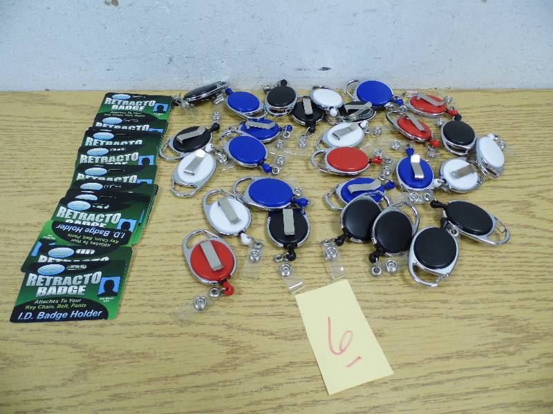 lot 6 image: Retracto Badges with Tote