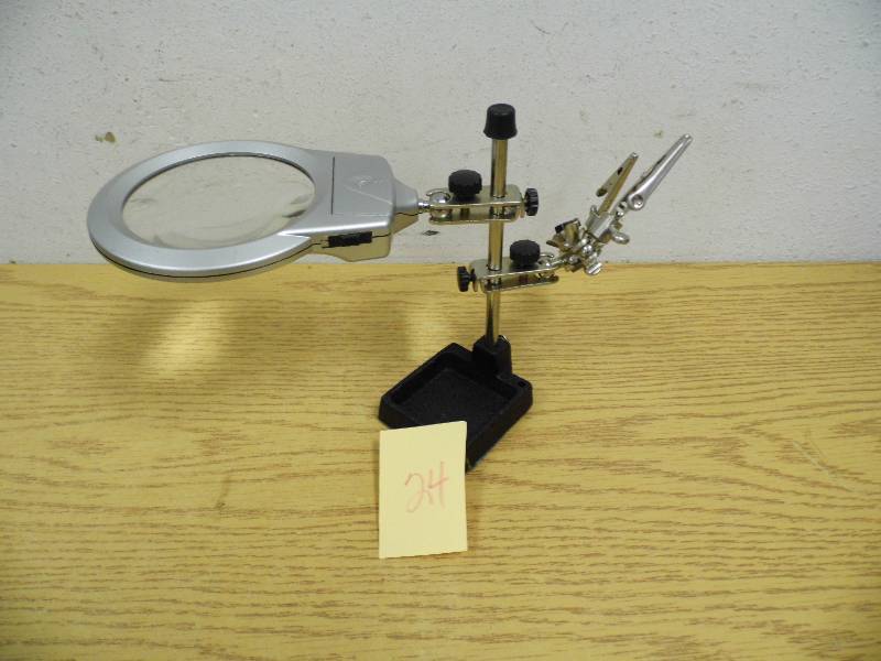 lot 24 image: Lighted Magnifying Glass - Fly tying