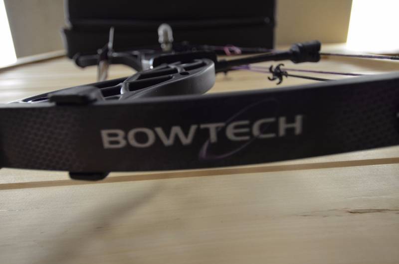 lot 6 image: BowTech - Carbon Rose