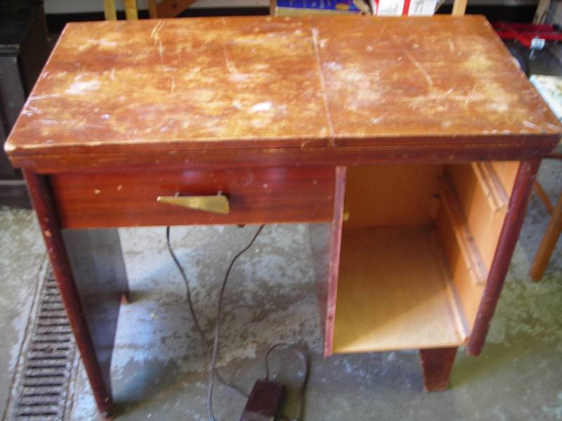 lot 11 image: Singer 401A Sewing Machine With Cabinet