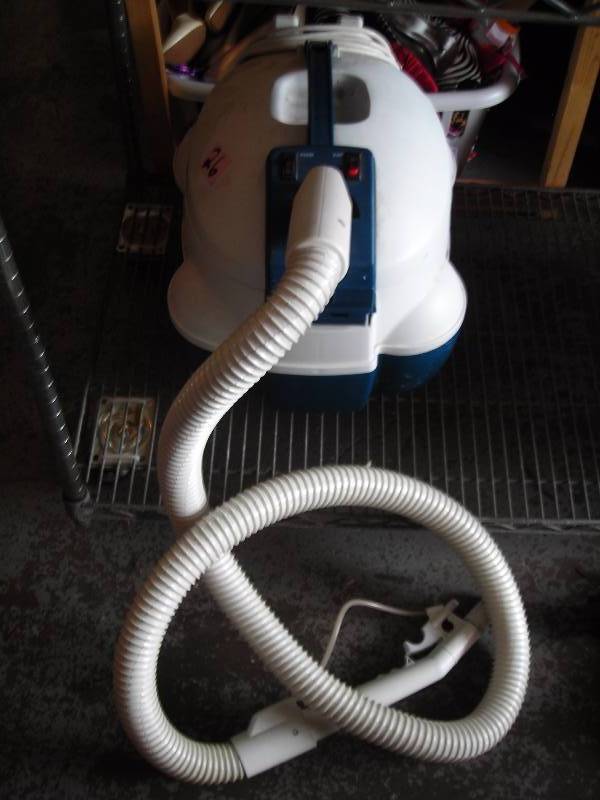 lot 26 image: Kenmore Carpet Cleaner