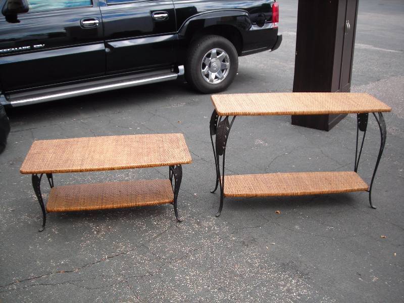 lot 46 image: Wicker Sofa & Coffee Table