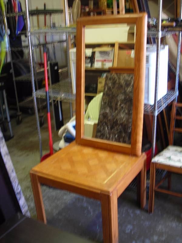 lot 8 image: Mirror & Table