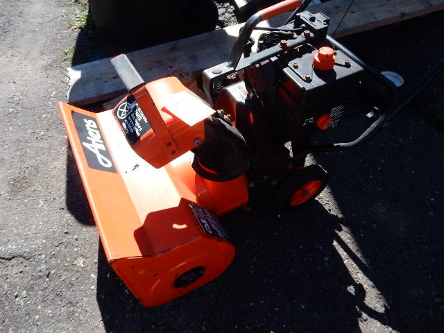 lot 5 image: ARIENS ST 22 2 Stage Snow blower
