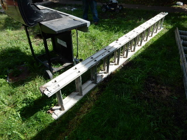 lot 44 image: 26 Ft aluminum  extension ladder.. No maker visible