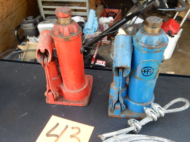 lot 43 image: 2, 2ton bottle jacks.. Roll of metal cable