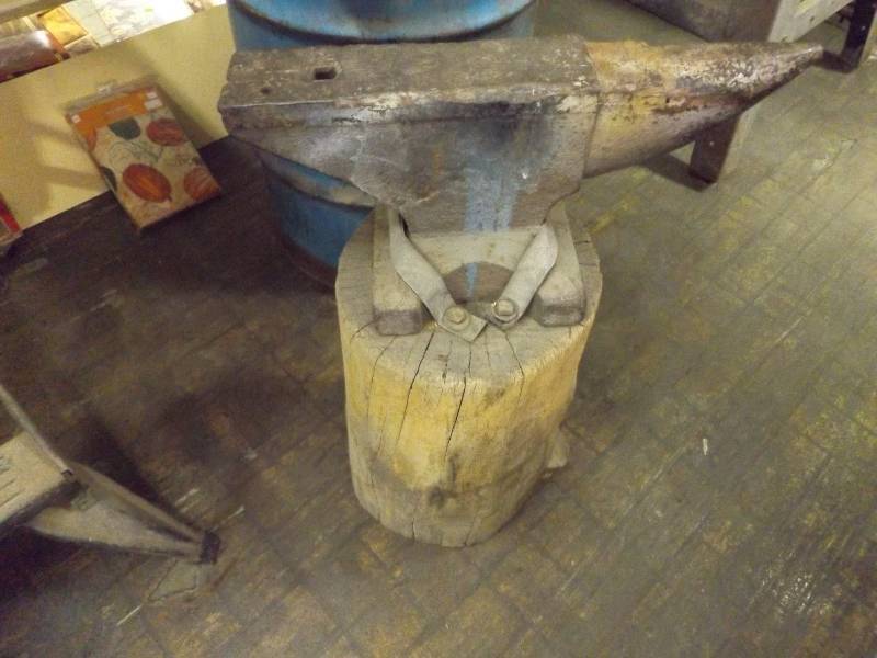 lot 256 image: Anvil