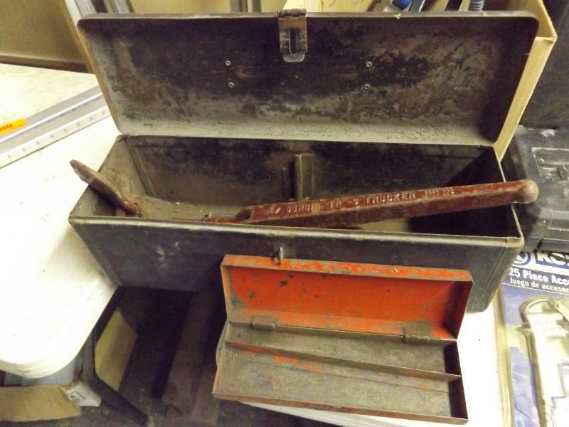 lot 284 image: Metal Tool Box with Trucker Tool