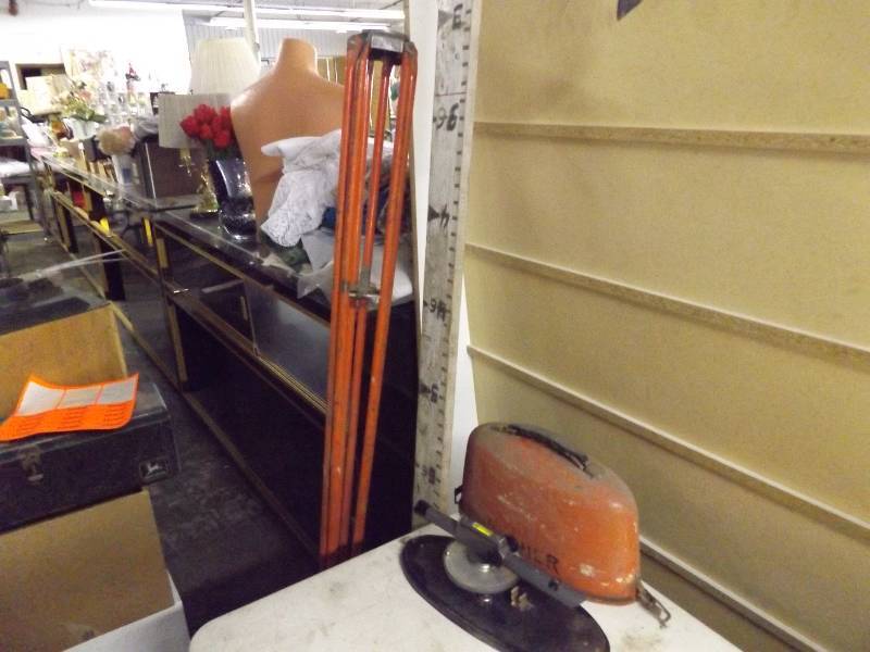 lot 286 image: Transom, Tripod, Aiming Rod