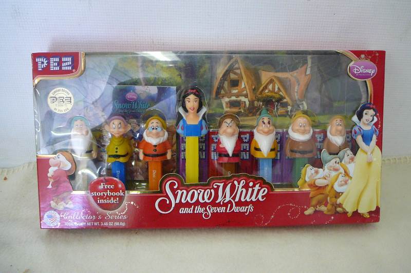 Snowwhite and seven dwarfts pez collector series