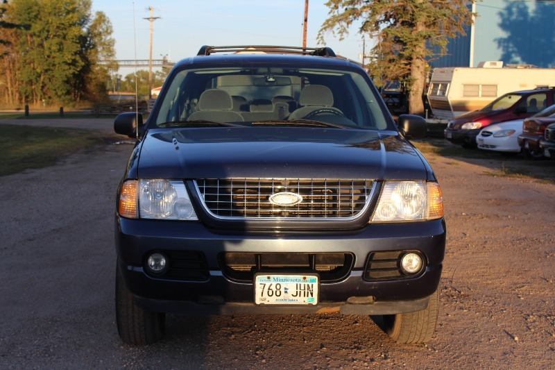 lot 2 image: 2005 Ford Explorer XLT 4x4 - 3rd Row Seating-