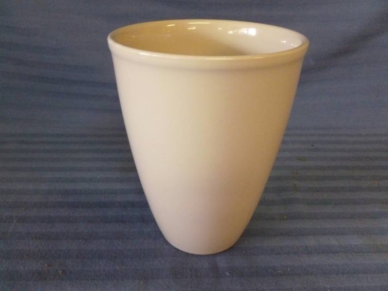 lot 29 image: Ceramic Vase