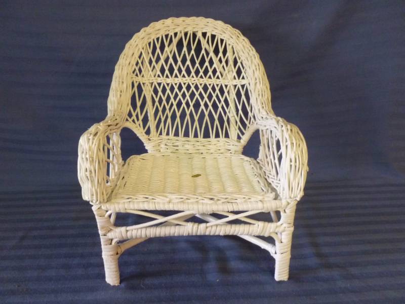 lot 38 image: Doll Chair