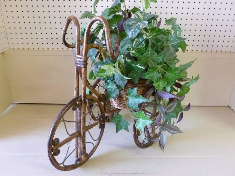 lot 45 image: Decorative