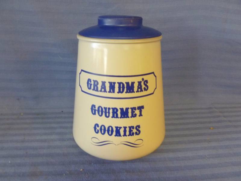 lot 49 image: Glass Cookie Jar